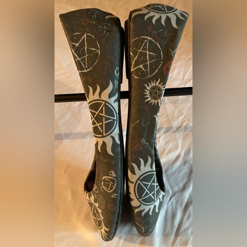 West Blvd Pentagram Patterned Gray Flats